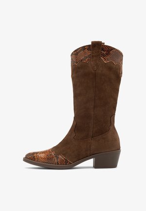 Brązowy zamszowy but cowboy z teksturowaną skórzaną cholewą w wzór węża, spiczastym czubkiem, wycięciami w kształcie łuku oraz niskim, blokowym obcasem.