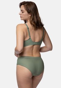 Dvoslojni bikini set v zamolčano zeleni barvi. Ima teksturirano tkanino, nastavljive naramnice in visok pas s gladkim zaključkom.