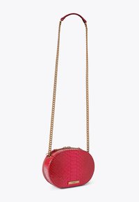 Piccola borsa a tracolla rossa ovale con motivo testurizzato, tracolla in catena dorata e etichetta del marchio dorata sul davanti.