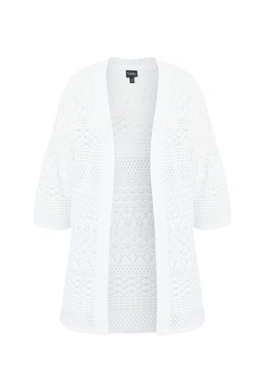 Cardigan blanc en crochet à ouverture devant, manches mi-longues et motifs complexes façon dentelle, idéal pour superposer sur des tops.