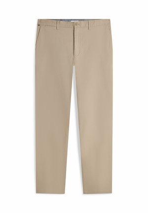 Pantalon beige slim avec passants pour ceinture, fermeture par boutons, poches latérales et petit détail de drapeau près de la poche droite.
