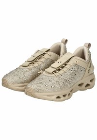 Zapatillas deportivas beige con adornos de strass, parte superior de tejido texturizado, cierre de cordones, suela de goma de contraste y un collar acolchado.