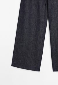 Donker denimbroek met een wijdere pijp en een gladde textuur, voorzien van een tailleband met trekkoord en zonder zichtbare patronen of accenten.