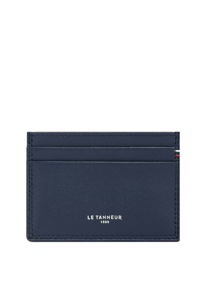 Portafoglio in pelle blu navy con quattro slot per carte, nome del marchio "LE TANNEUR 1898" in rilievo in argento e dettagli di cucitura a contrasto.