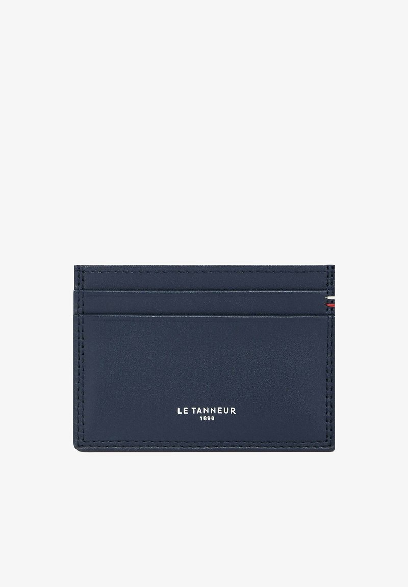 Portafoglio in pelle blu navy con quattro slot per carte, nome del marchio "LE TANNEUR 1898" in rilievo in argento e dettagli di cucitura a contrasto.