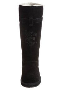 Svart mocka knähög stövel med en mjuk insida, dekorativ rem och präglad text som lyder "Original Sedan 68 ESPRIT San Francisco."