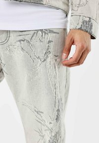 Project X Paris MOTIF VÉGÉTAL - Vaqueros rectos - gris clair