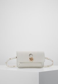 Biała skórzana torebka o teksturowanym wykończeniu, ze złotymi elementami, okrągłym zapięciem i odpinanym paskiem z złotymi akcentami.