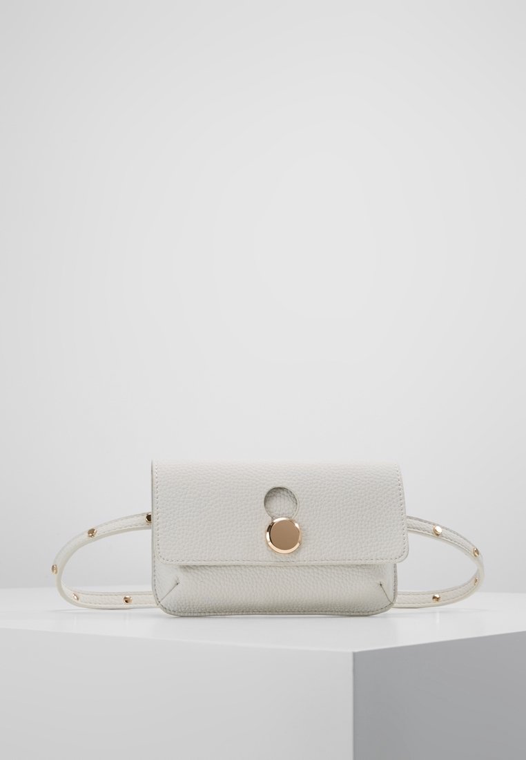 Biała skórzana torebka o teksturowanym wykończeniu, ze złotymi elementami, okrągłym zapięciem i odpinanym paskiem z złotymi akcentami.