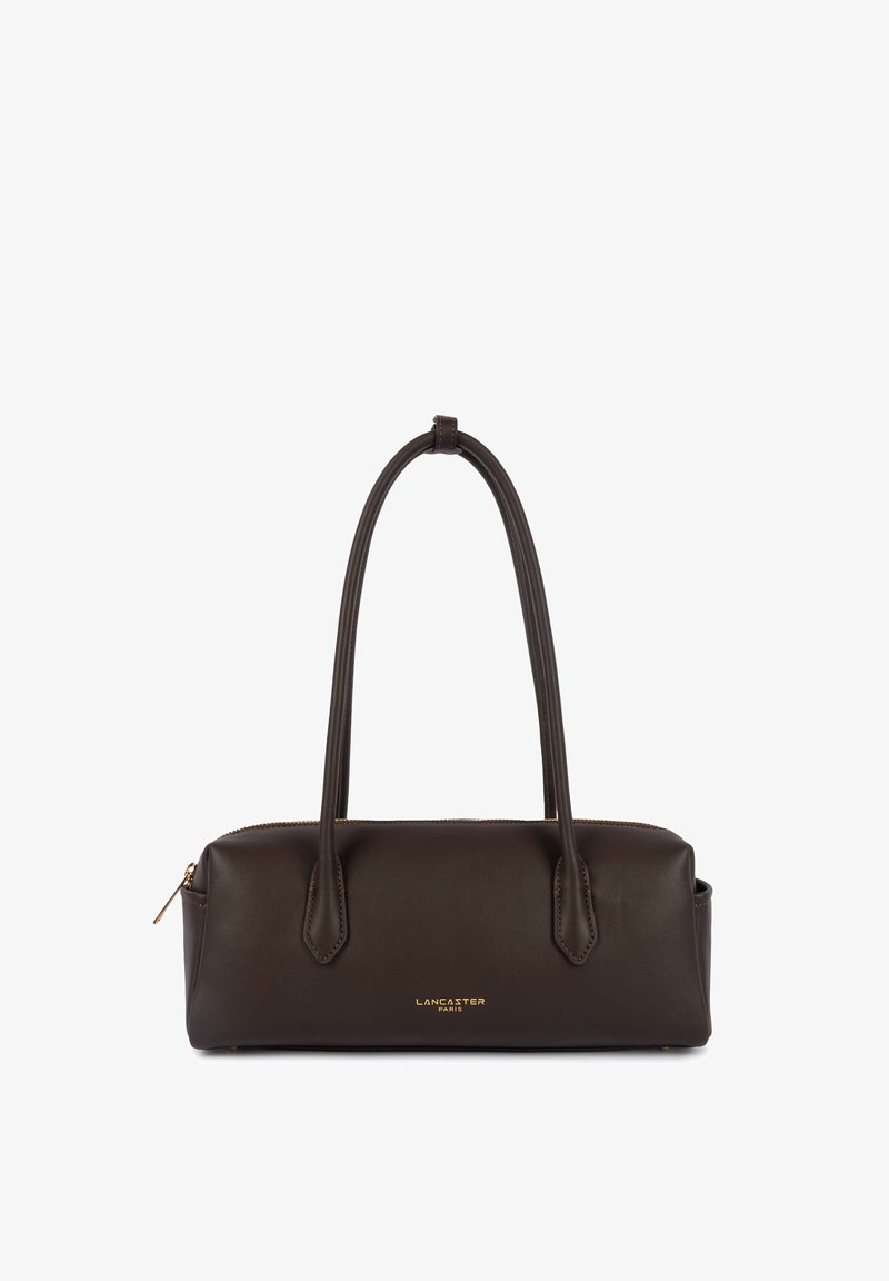 Sac à main rectangulaire en cuir marron foncé avec deux longues anses et logo doré Lancaster Paris au centre devant.
