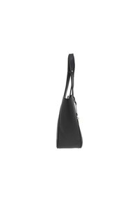 Borsa a tracolla in pelle nera con finitura testurizzata, design angolato e tracolla singola. Presenta una chiusura con zip e accentuazioni hardware minime.
