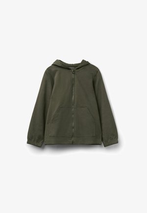 Olivgrüner Kapuzenpullover mit Reißverschluss und langen Ärmeln, mit Kängurutaschen vorne und elastischen Bündchen, flach auf weißem Hintergrund liegend.