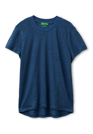 Camiseta azul de manga corta y cuello redondo con un dobladillo trasero ligeramente más largo, mostrada sobre un fondo blanco.