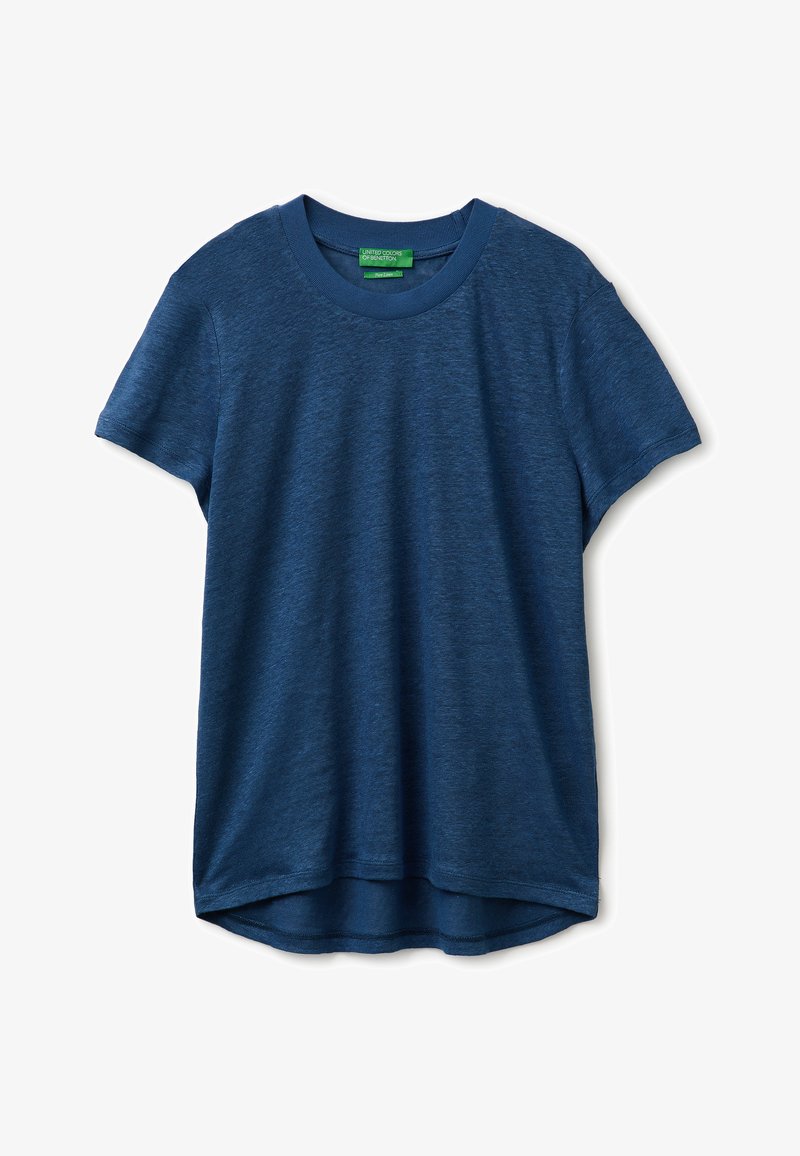 Kurzärmeliges, blaues T-Shirt mit Rundhalsausschnitt und etwas längerem Saum im Rücken, auf weißem Hintergrund dargestellt.