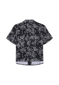 Camicia nera a maniche corte con motivo paisley bianco, colletto button-down e orlo curvo con una sottile trama.