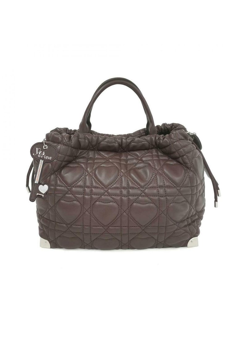 Borsa a tracolla marrone trapuntata con motivi a cuore, parte superiore arricciata, doppi manici, accessori in argento e un'etichetta con la scritta "Des We Love."