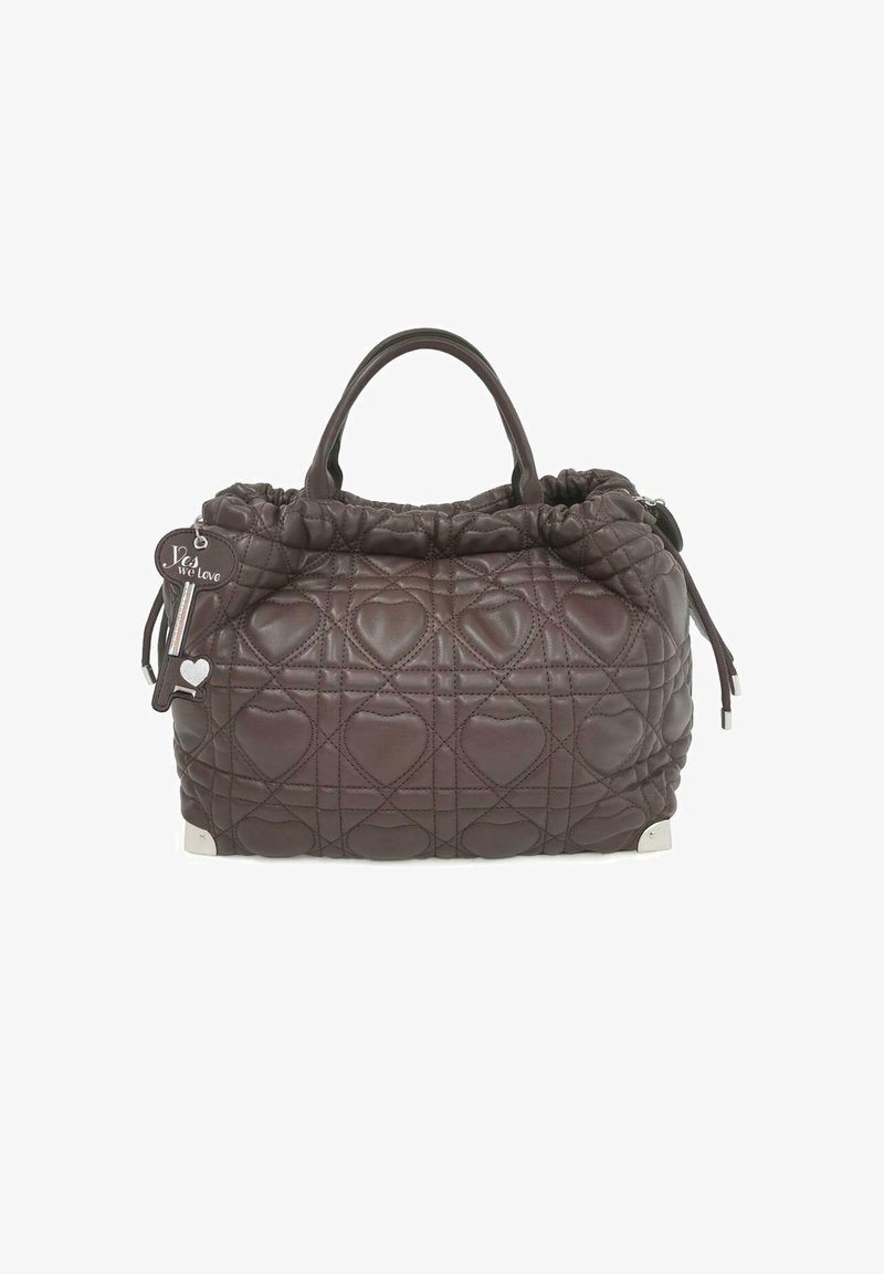 Borsa a tracolla marrone trapuntata con motivi a cuore, parte superiore arricciata, doppi manici, accessori in argento e un'etichetta con la scritta "Des We Love."