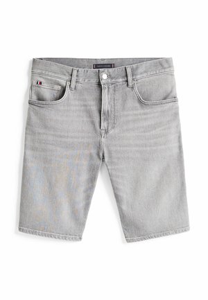 Hellgraue Denim-Shorts mit klassischem Schnitt, fünf Taschen und einem vorderen Knopfverschluss. Die Shorts verfügen über dezente Verwaschungen und genähte Details.