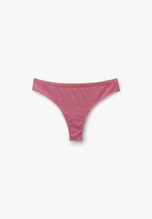 Tanga de algodón rosa con textura suave, cintura delgada y cobertura mínima. Diseño simple y sin costuras, sin estampados ni adornos.