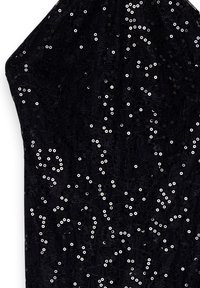 Mustat kleit, millel on tekstuuriga linas overlay, kaunistatud laiali asetatud hõbedaste sädelustega, mis tekitavad kangale särava efekti.