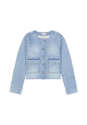 Chaqueta corta de mezclilla azul claro con cuello redondo, cierre frontal de botones y dos grandes bolsillos delanteros con solapas.