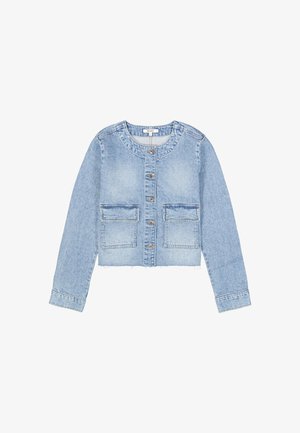 Chaqueta corta de mezclilla azul claro con cuello redondo, cierre frontal de botones y dos grandes bolsillos delanteros con solapas.