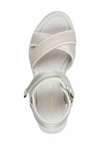 Sandale blanche avec des sangles croisées, une sangle de cheville en cuir texturé argenté et une boucle réglable. Semelle intérieure douce avec des reflets subtils.