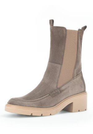Braune Wildleder-Ankle-Boots mit elastischen Seitenpaneelen, quadratischer Zehenpartie und robustem beigefarbenem Absatz. Texturierte Oberfläche mit Steppnahtdetails im Obermaterial.