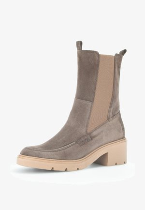 Braune Wildleder-Ankle-Boots mit elastischen Seitenpaneelen, quadratischer Zehenpartie und robustem beigefarbenem Absatz. Texturierte Oberfläche mit Steppnahtdetails im Obermaterial.