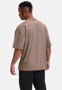 Fila Camiseta estampada - deep taupe
