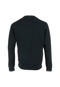 Donkerblauwe geribde trui met lange mouwen, ronde hals en gestreepte accenten bij de manchetten. Textuur gebreide stof voor extra detail.