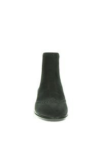 Bottine en daim noir avec une texture lisse, un bout arrondi et un motif perforé décoratif sur le bord. Semelle plate en caoutchouc.