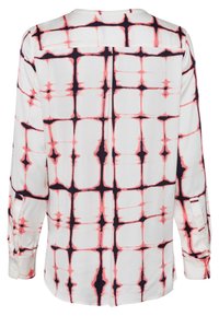 Chemise à manches longues en tissu blanc avec un motif de grille rose et marine, un empiècement au dos et des poignets à boutons légèrement texturés.