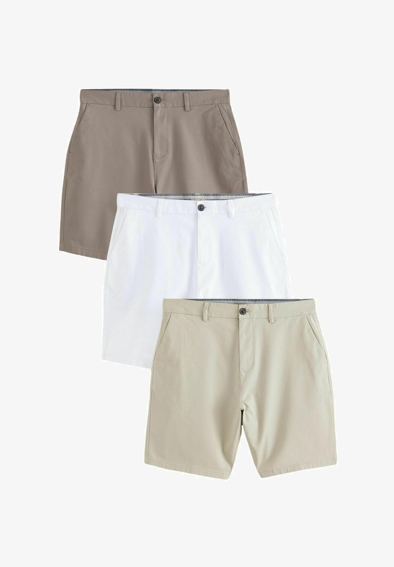 Tre par afslappede shorts i beige, hvid og lysebrun, hver med bæltesløjfer, knaplukning og sidelommer.