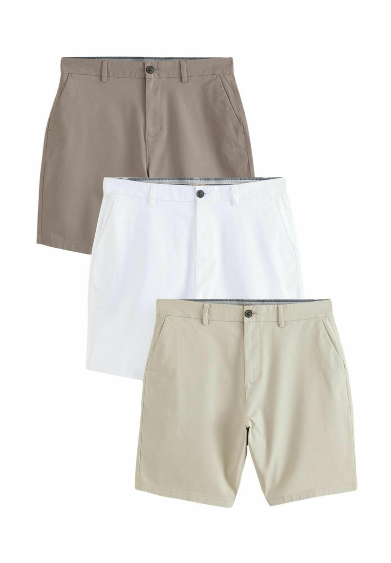 Tre par shorts: en beige, en hvid, en lysebrun. Flad frontdesign med lommer, knaplukninger og en glat tekstur.