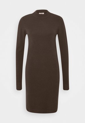 Abito maglione marrone a maniche lunghe con collo alto, dalla forma aderente, texture lavorata a maglia e polsini a costine, adatto per un abbigliamento casual.