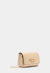 Sac bandoulière en simili cuir doré avec une finition texturée, fermoir magnétique et une chaîne en bandoulière. Présente le logo de la marque embossé à l'avant.