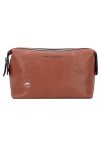 Funda de cuero marrón con cremallera, de textura suave, con una cremallera negra y un logo plateado de Piquadro en la parte frontal. Forma rectangular.