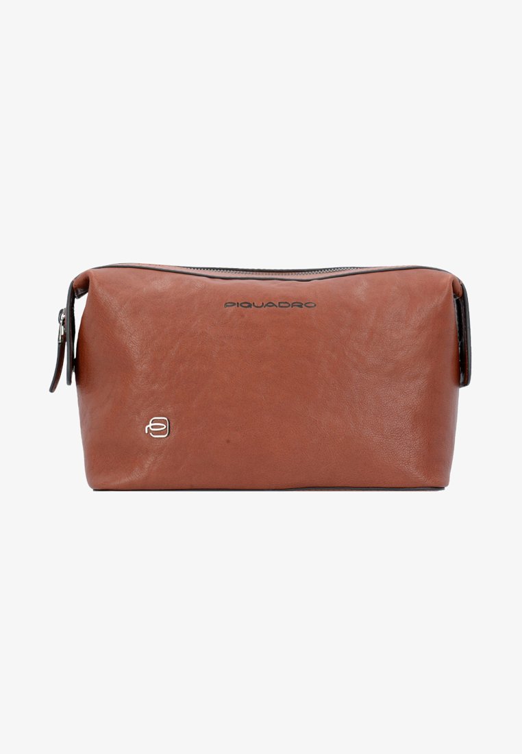 Funda de cuero marrón con cremallera, de textura suave, con una cremallera negra y un logo plateado de Piquadro en la parte frontal. Forma rectangular.