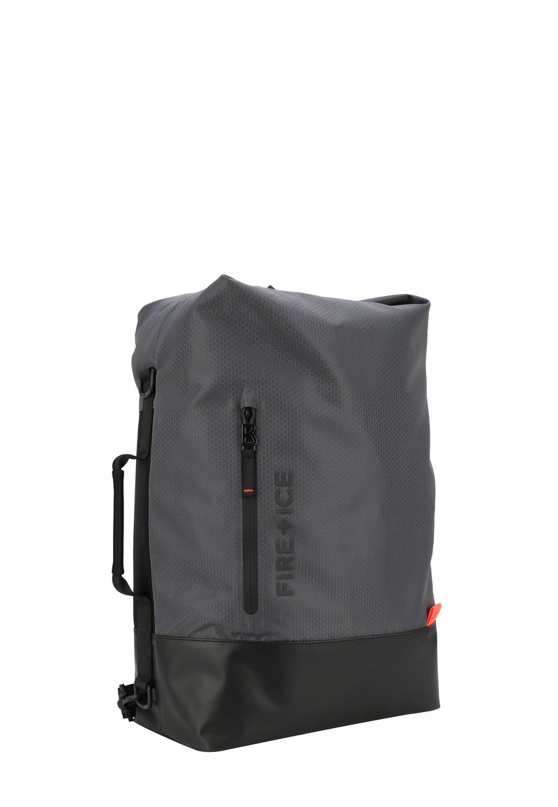 Grau farbener Rucksack mit einer strukturierten Oberfläche, ausgestattet mit einem einfarbigen schwarzen Boden, einem seitlichen Reißverschluss und einem auffälligen Logo. Verstellbare Träger zum Tragen.