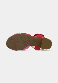 Σάνδαλο με καφέ σόλα διακοσμημένη με μοτίβα πεταλούδας, κόκκινες και ροζ επάνω λουριά, και υφή στη φτέρνα για καλύτερη πρόσφυση, μέγεθος 42, μάρκα Gabor.