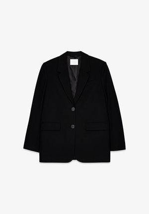 Blazer noir sur mesure avec deux poches avant, design à simple boutonnage, revers pointus et doublure en satin lisse. Comprend deux boutons noirs.