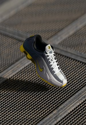 SHOX R4 SE UNISEX - Trainers - vast grey/bright citron/light graphite/smoke grey/white/black