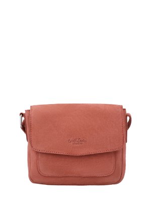 Kleine rechthoekige dusty pink suède crossbodytas met flapsluiting en geperst "Gusti Leder studio" logo aan de voorkant.