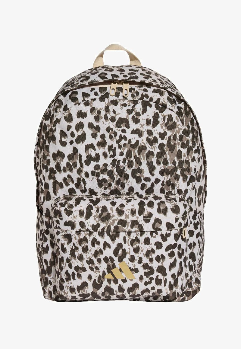 Zaino con motivo leopardato marrone e beige, tasca frontale con cerniera, logo Adidas dorato e manico superiore beige.
