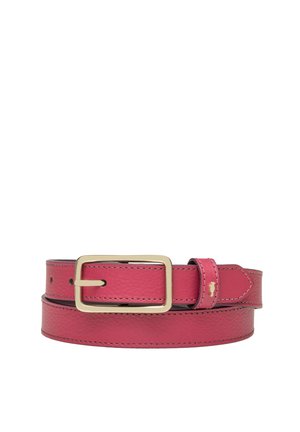 Czerwony skórzany pasek z prostokątną złotą klamrą i przeszywanymi brzegami, zwinięty na jednolitym białym tle.