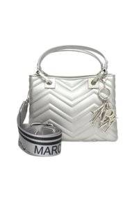 Borsa a tracolla argento trapuntata con motivo a chevron, hardware argento, dettagli con portachiavi e tracolla removibile con logo in bianco e nero.