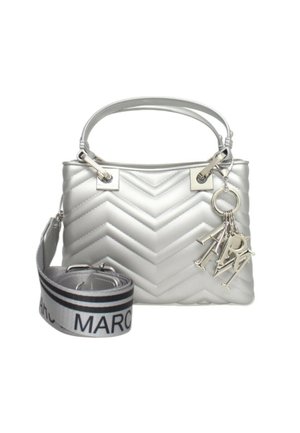 Borsa a tracolla argento trapuntata con motivo a chevron, hardware argento, dettagli con portachiavi e tracolla removibile con logo in bianco e nero.