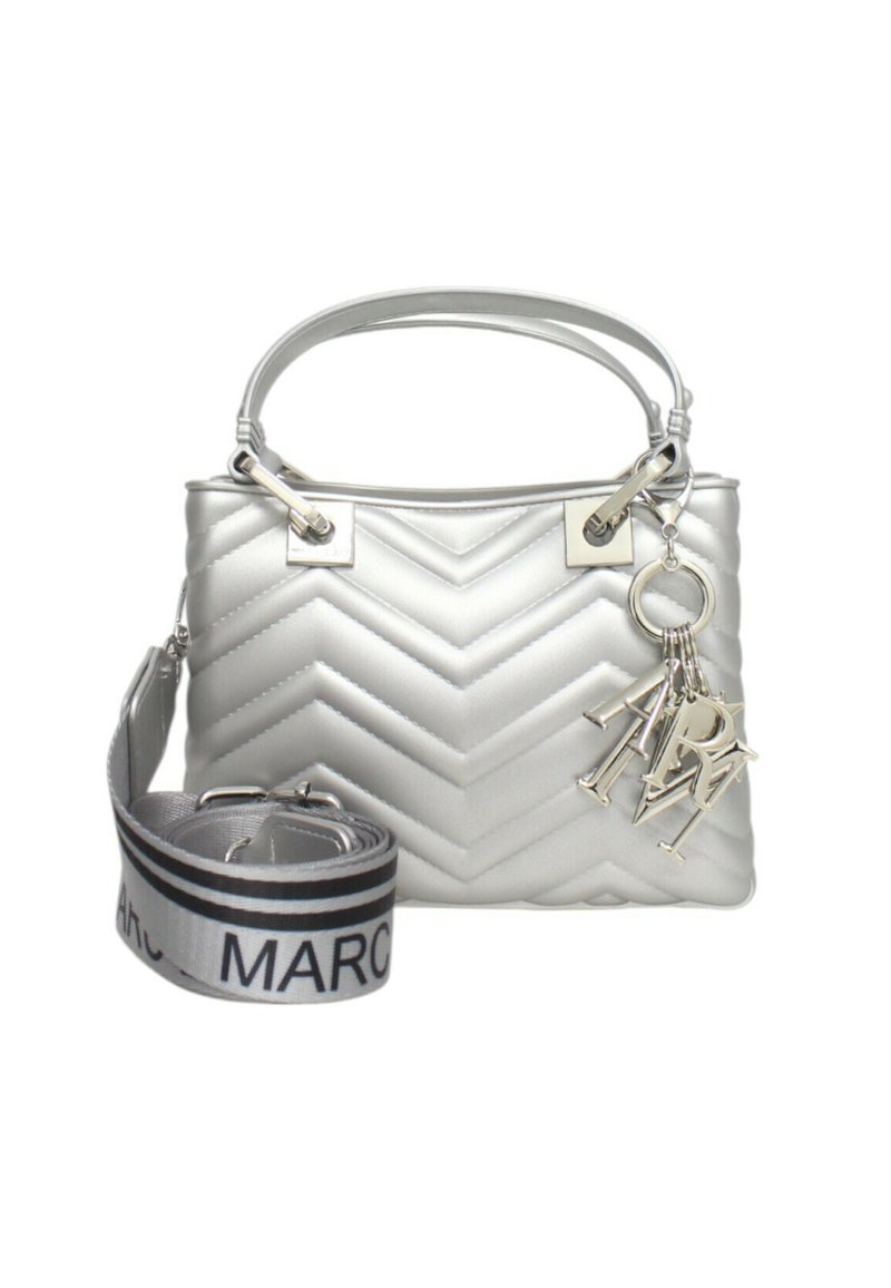 Borsa a tracolla argento trapuntata con motivo a chevron, hardware argento, dettagli con portachiavi e tracolla removibile con logo in bianco e nero.