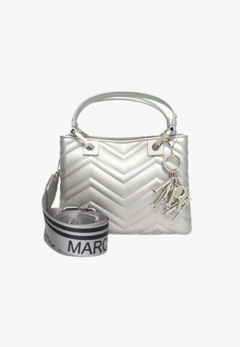 Borsa a tracolla argento trapuntata con motivo a chevron, hardware argento, dettagli con portachiavi e tracolla removibile con logo in bianco e nero.